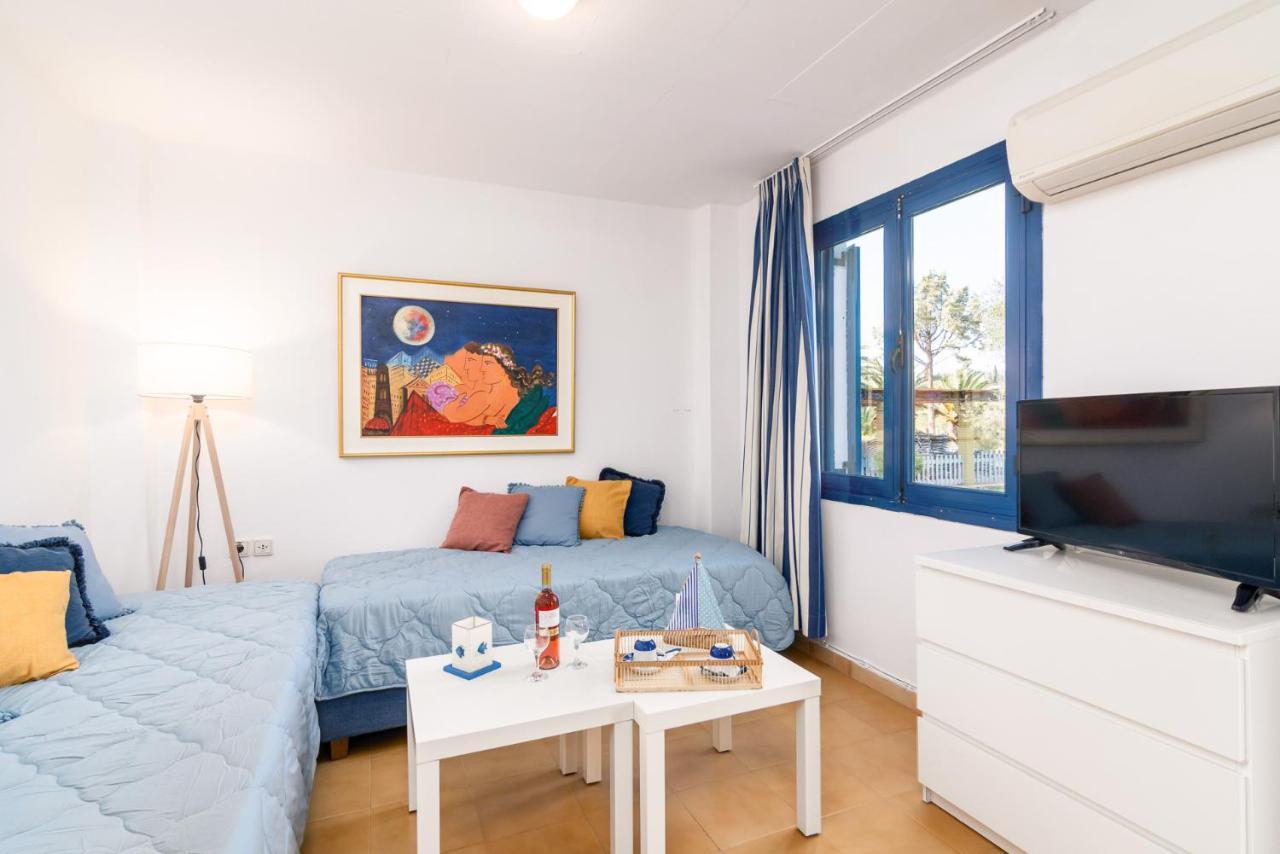 Apartment Blue & White Velvet 20m From The *