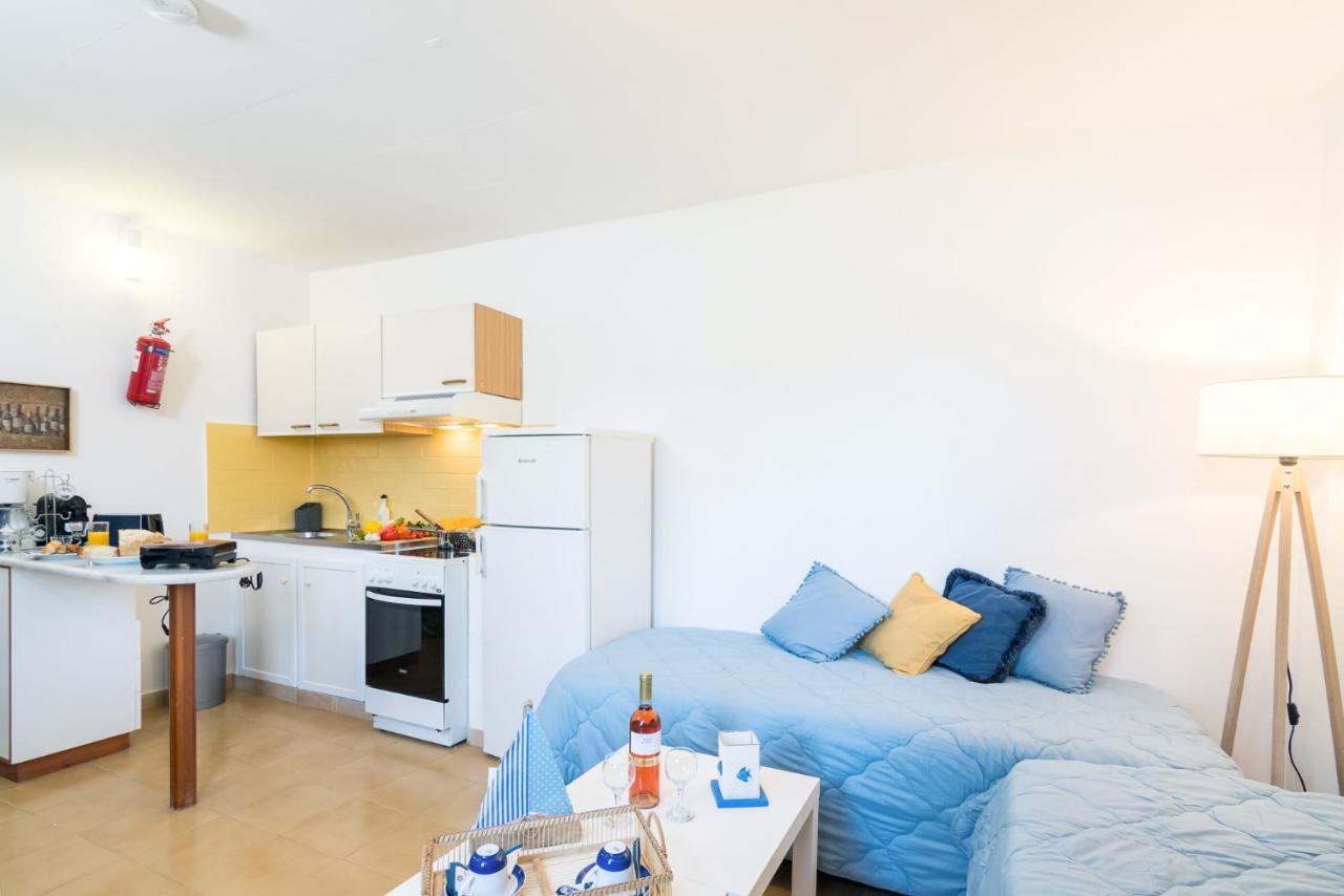 Apartment Blue & White Velvet 20m From The *