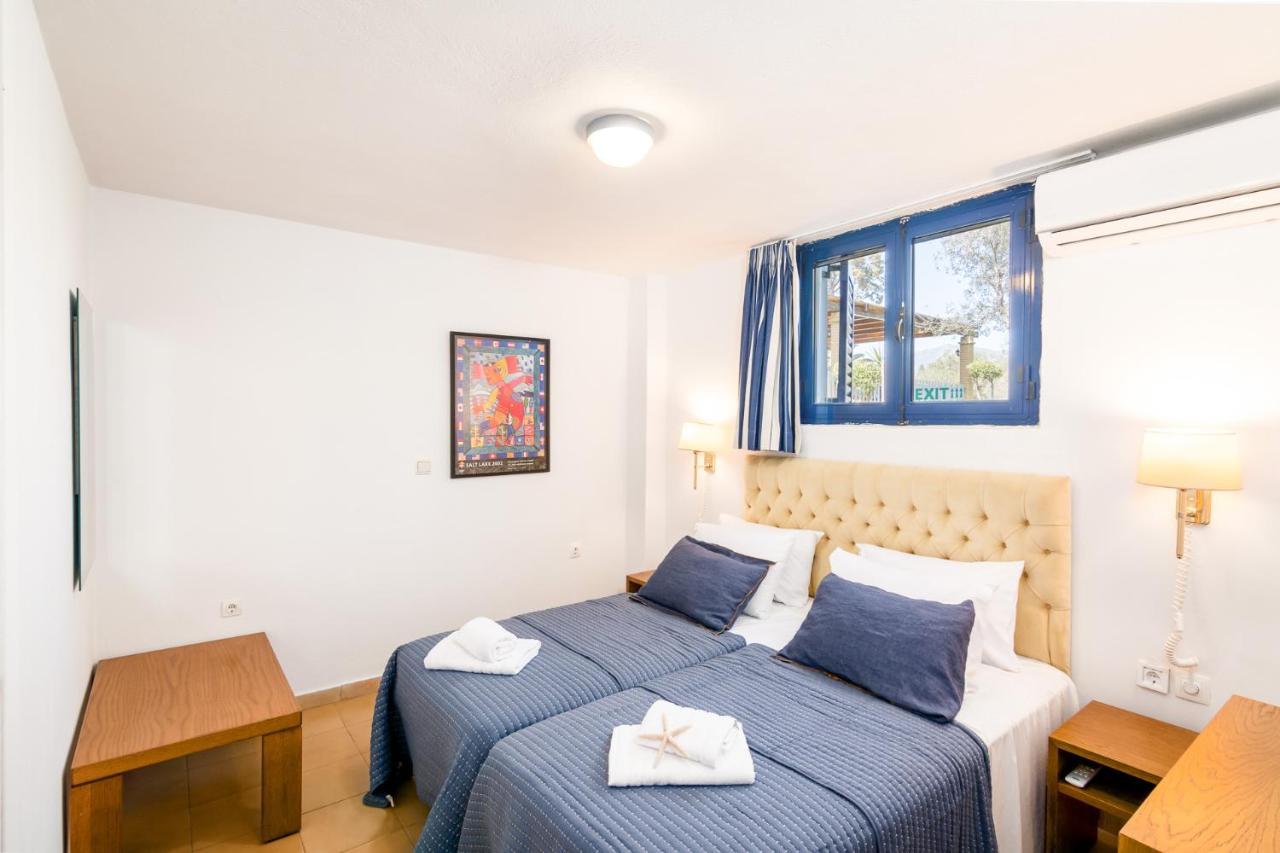 Apartment Blue & White Velvet 20m From The