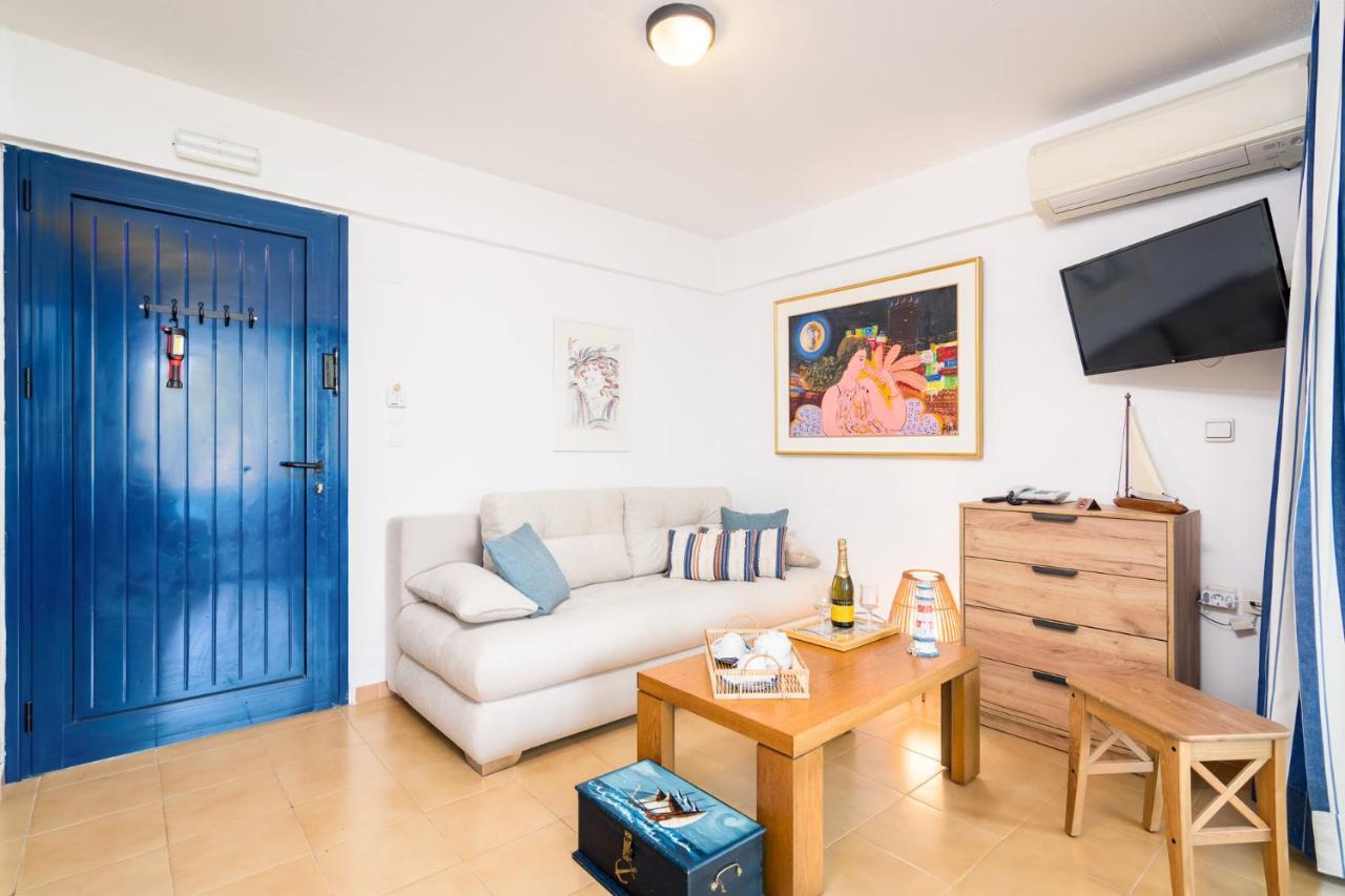 Apartment Blue & White Velvet 20m From The *