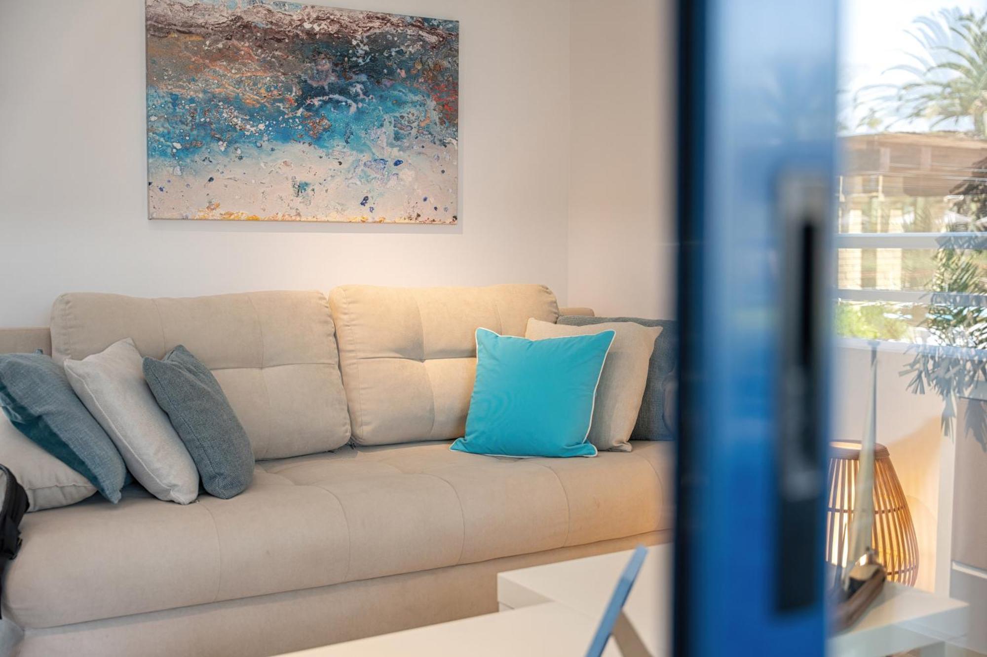 Apartment Blue & White Velvet 20m From The