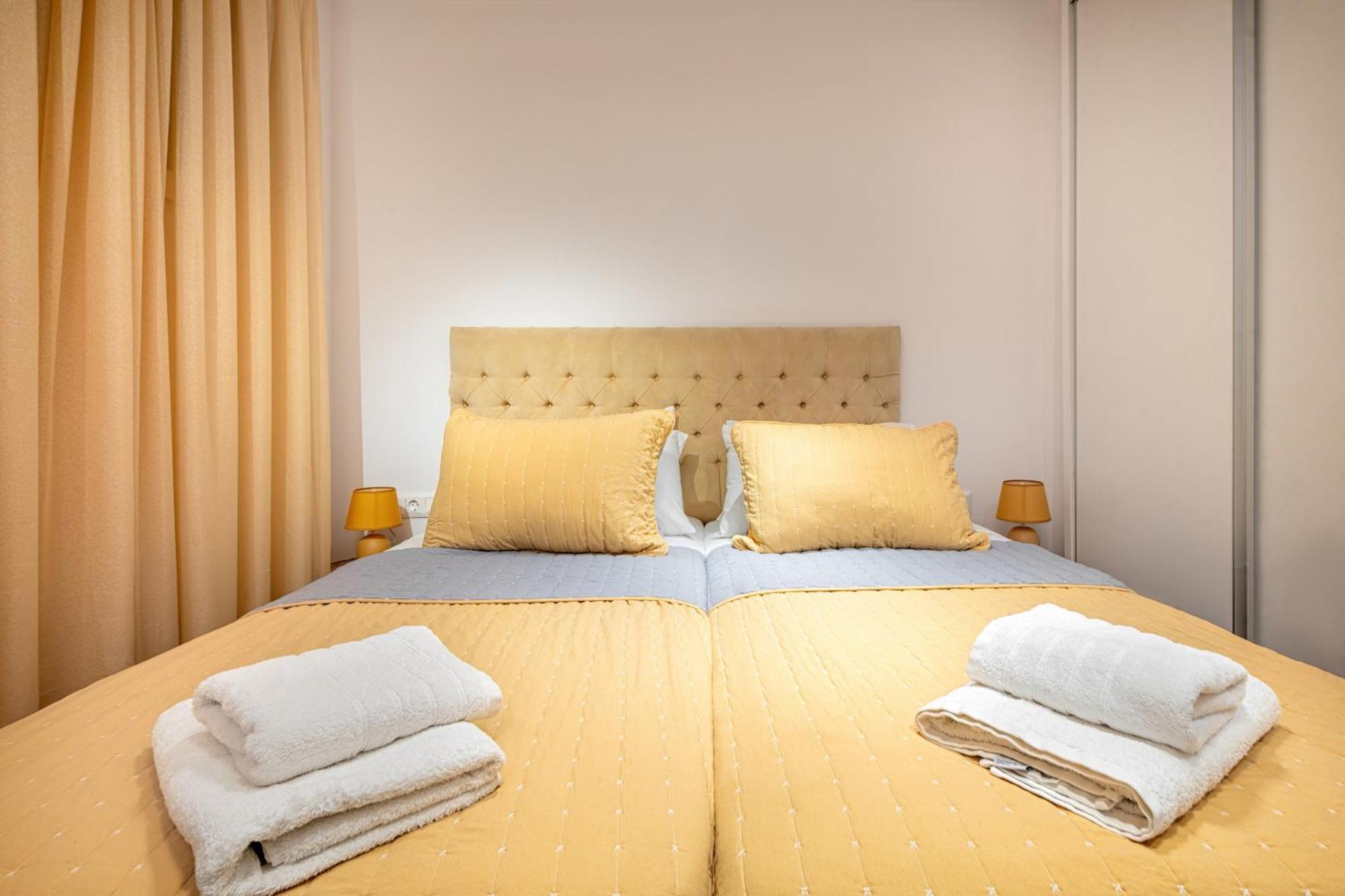 Apartment Blue & White Velvet 20m From The *